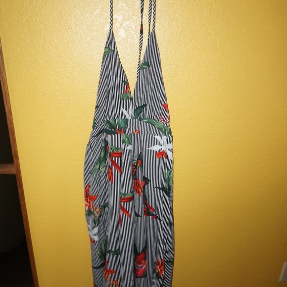 Zaful Halter Low Back Jumpsuit - Picture 4 of 7